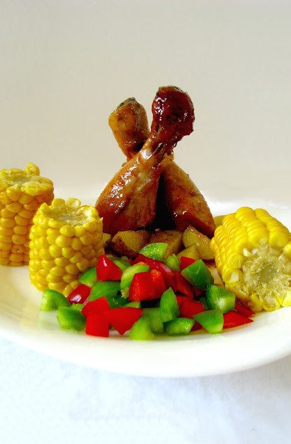 Kurczak w Miodzie z Chilli, Ziołowymi Ziemniaczkami i Złocistą Kukurydzą