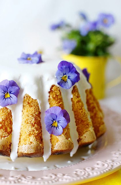 Wielkanocna Babka Majonezowa z Bratkami – Dania Wielkanocne